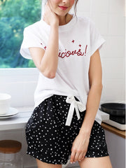 Conjunto de pijama con camiseta con estampado de letras y pantalones cortos con corazones y lunares