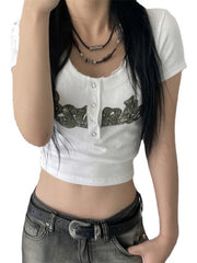 Camiseta con botones y estampado de letras