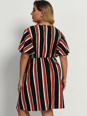 Vestido con escote en V y panel de rayas en la cintura