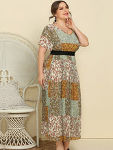 Langes Kurzarmkleid mit V-Ausschnitt und Blumenmuster