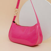 Bolso de un solo hombro color caramelo con diseño de baguette debajo del brazo