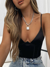 Einfarbiges Camisole mit schmaler Passform, tiefem Ausschnitt und kleinem Tanktop mit V-Ausschnitt