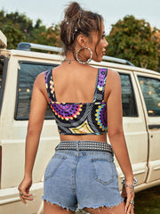 Top corto ajustado sin mangas con cuello redondo