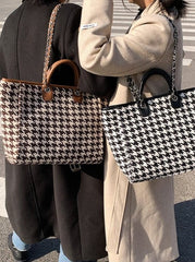 Große Handtasche mit Farbkontrasten