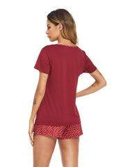 Kurzärmliges Oberteil und Shorts im Heimanzug mit bedrucktem Rand