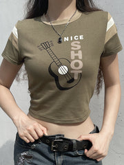 Top de cuello redondo con estampado de guitarra