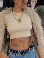 Camiseta corta de color liso con cuello redondo y manga corta hasta el ombligo