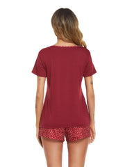 Kurzärmliges Oberteil und Shorts im Heimanzug mit bedrucktem Rand