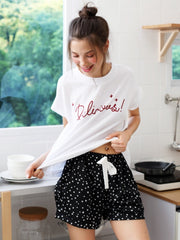 Conjunto de pijama con camiseta con estampado de letras y pantalones cortos con corazones y lunares