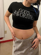 Camiseta corta de cuello redondo con manga corta y letras perforadas en forma de diamante