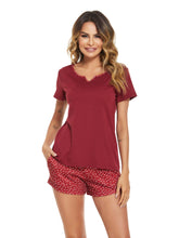 Kurzärmliges Oberteil und Shorts im Heimanzug mit bedrucktem Rand