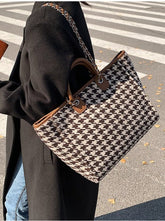 Große Handtasche mit Farbkontrasten