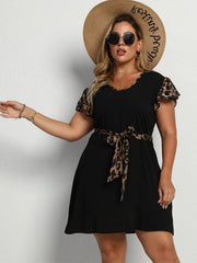 Kurzärmliges Kleid mit Leopardenmuster und Bindeband