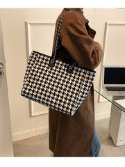 Große Handtasche mit Farbkontrasten