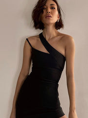 Vestido ajustado con hombros inclinados