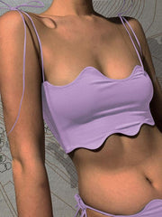 Chica sexy y ondulada con tirantes pequeños