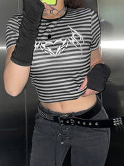 Slim Fit Kurzer Pullover mit Rundhalsausschnitt und abstraktem Herz-Print