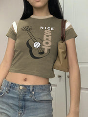 Top de cuello redondo con estampado de guitarra