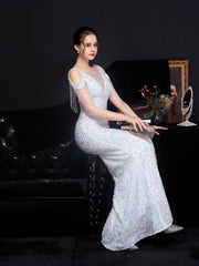 Glänzendes, schmales Abendkleid mit Fischschwanz