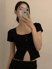 Top ajustado con abertura y botonadura sencilla