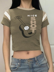 Top de cuello redondo con estampado de guitarra