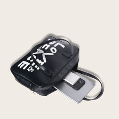 Bolso cuadrado pequeño con un solo hombro y estampado en blanco y negro