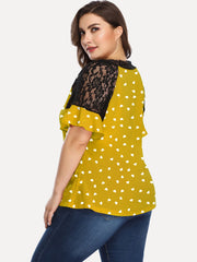 Camiseta de manga corta con lunares y mangas huecas informal