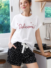Conjunto de pijama con camiseta con estampado de letras y pantalones cortos con corazones y lunares