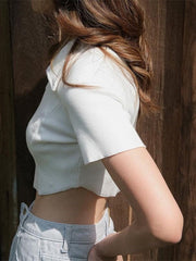 Camiseta de manga corta con solapa y cintura ajustada de color liso