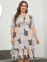 Vestido informal con cuello en V y paneles con volantes