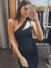 Vestido ajustado con hombros inclinados