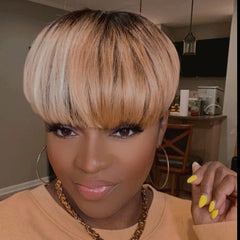 Damenperücke mit kurzem glattem Haar und Vollkopfbedeckung