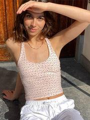 Süßes, kleines, geblümtes, ärmelloses Neckholder-Tanktop mit Bauchnabel