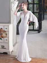 Vestido de noche elegante con alas de ángel