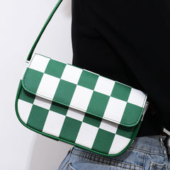 Bolso pequeño cuadrado de rejilla en blanco y negro con un solo hombro debajo del brazo