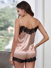 Heimanzug aus Neckholdertop und Shorts mit Spitze