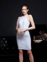 Kurzes Partykleid mit farbigen Perlen