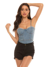 Body ajustado con tirantes de mezclilla y relleno