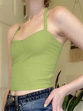 Top de tirantes con cuello halter de paja y corte bajo