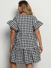 Schwarz-weißes Kleid mit karierten Nähten