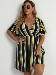 Vestido con escote en V y panel de rayas en la cintura