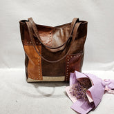 Bolsos de mano de un solo hombro con remaches retro y costuras en contraste