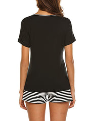 Conjunto de camiseta de manga corta con letras y pantalón corto a rayas para casa