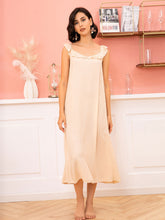 Einfarbiges Nachthemd mit Rüschenbesatz