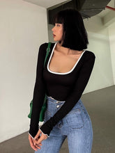 Camiseta de manga larga ajustada con cuello cuadrado y contraste