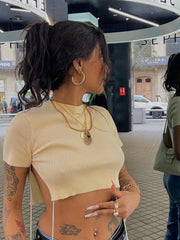 Camiseta corta de color liso con cuello redondo y manga corta hasta el ombligo