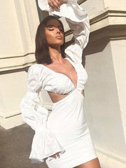 Weißes Wickelkleid mit tiefem V-Ausschnitt