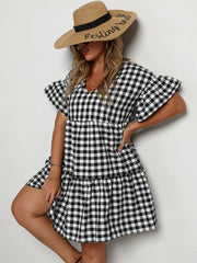 Schwarz-weißes Kleid mit karierten Nähten