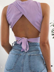 Top liso con lazo, espalda descubierta y corte entallado