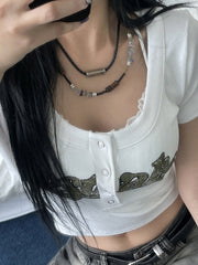 Camiseta con botones y estampado de letras